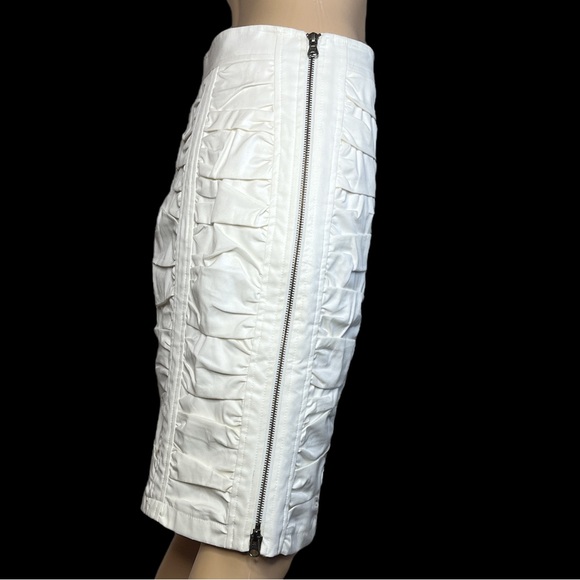 Nanette Lepore White scrunch pencil skirt w/zippers down side. - Picture 2 of 9